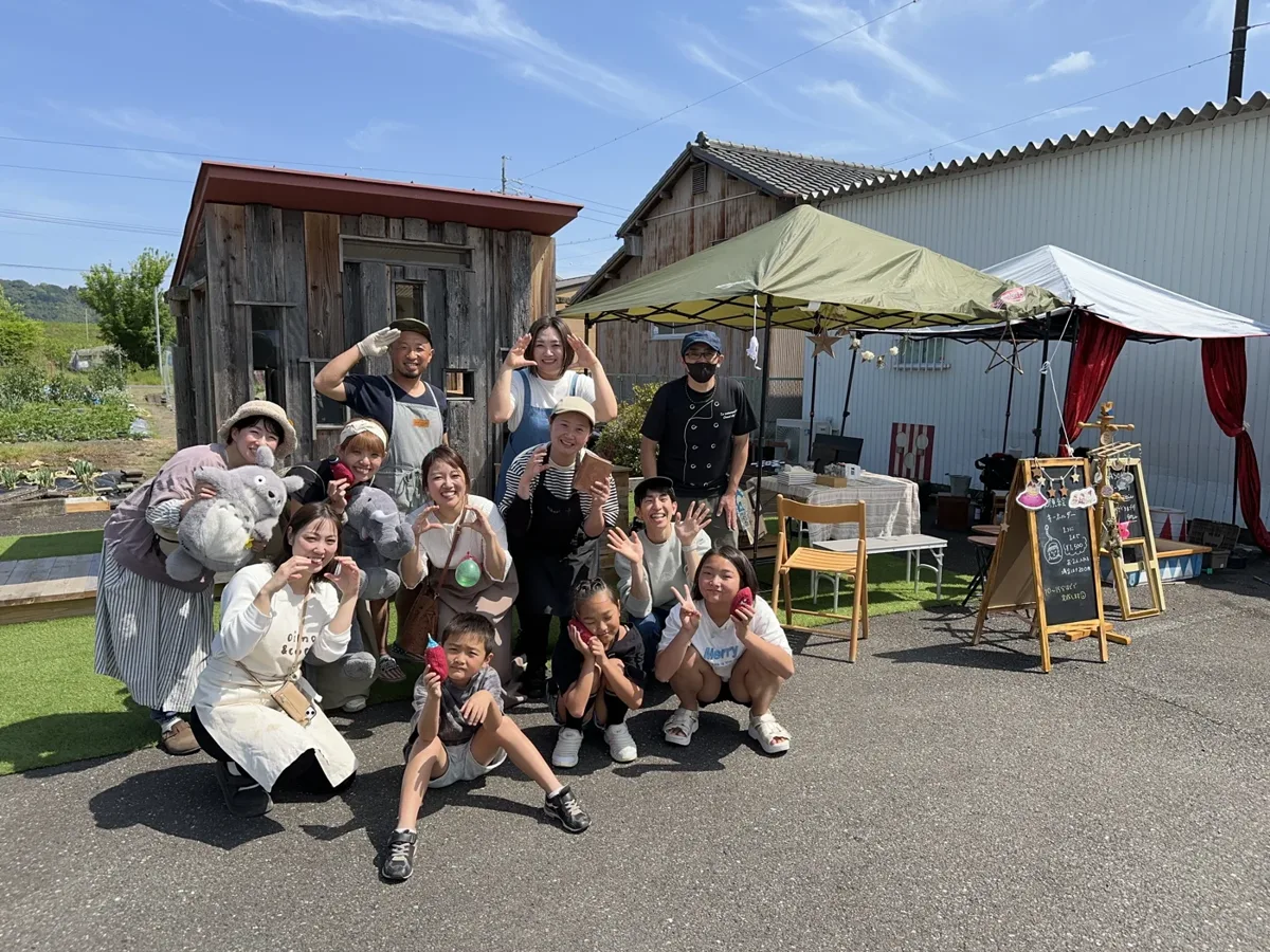 もいもいマルシェに集まった出店者と地域のみなさん